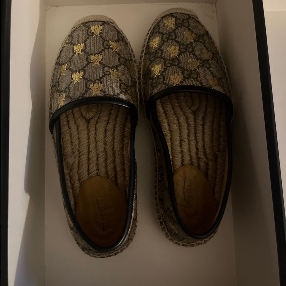 Gucci Pilar Espadrille Beige 
Brand New- tried on
Size 34 or 4
Orig $495